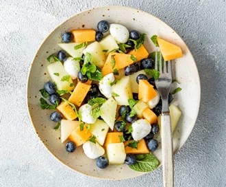 Melonsalat med mozzarella og blåbær