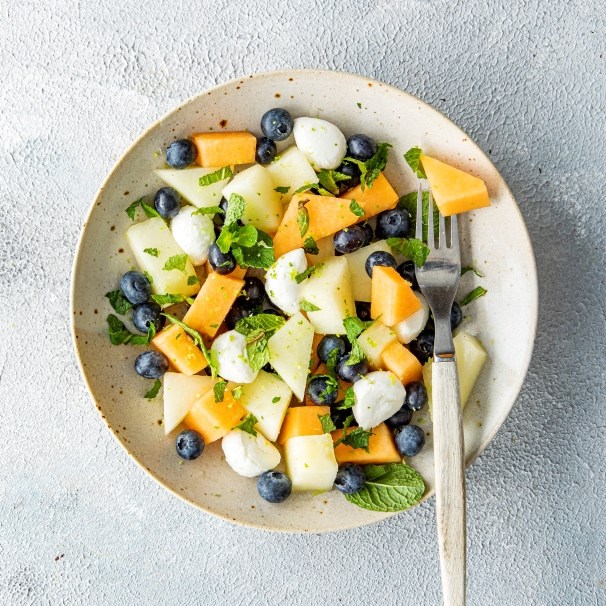 Melonsalat med mozzarella og blåbær