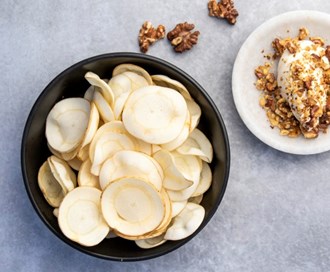 Rå pastinakkchips med rømmedip