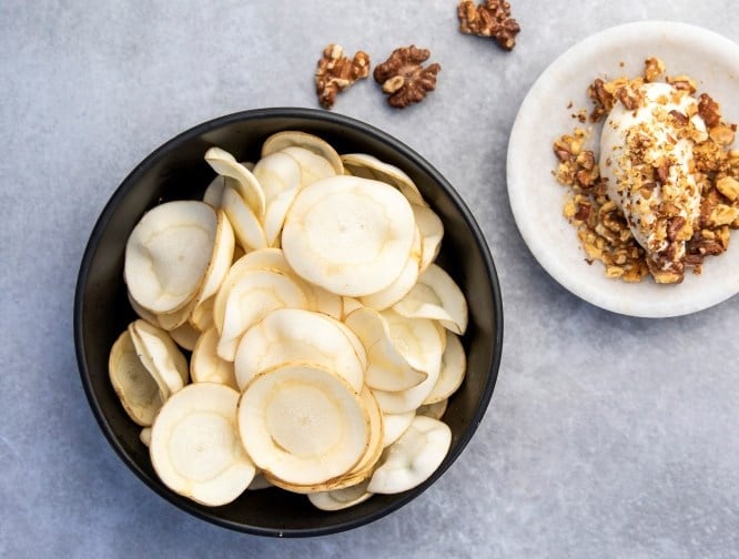 Rå pastinakkchips med rømmedip