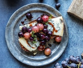 Bruschetta med gorgonzola og lune druer i honning- og balsamicosirup