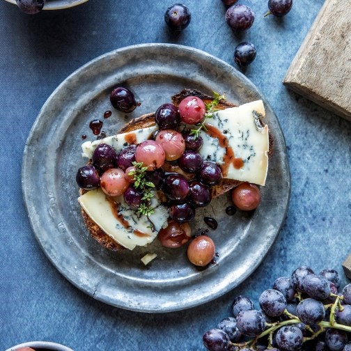 Bruschetta med gorgonzola og lune druer i honning- og balsamicodressing