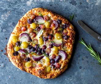 Hvit druepizza med rødløk, rosmarin og spekeskinke