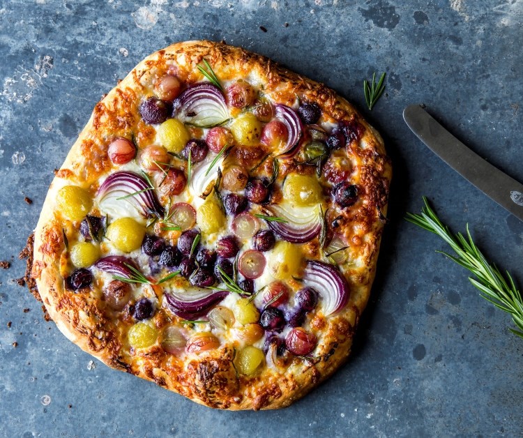Hvit druepizza med rødløk, rosmarin og spekeskinke