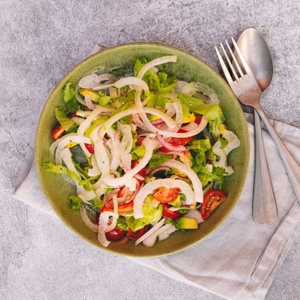 Enkel salat med salatløk