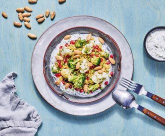 Blomkål- og brokkolisalat med couscous og tzatziki