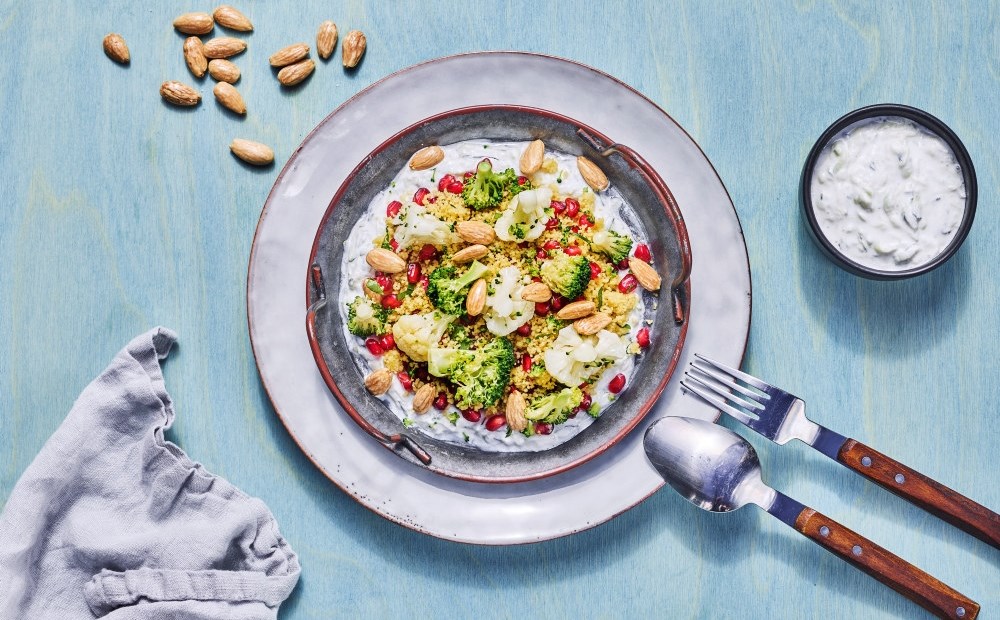Blomkål- og brokkolisalat med couscous og tzatziki