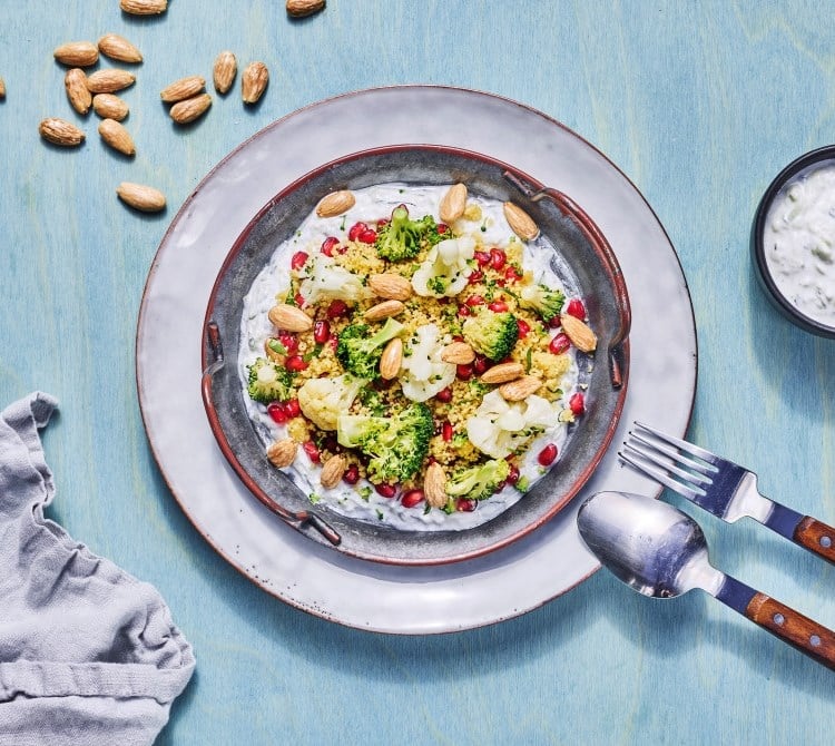 Blomkål- og brokkolisalat med couscous og tzatziki
