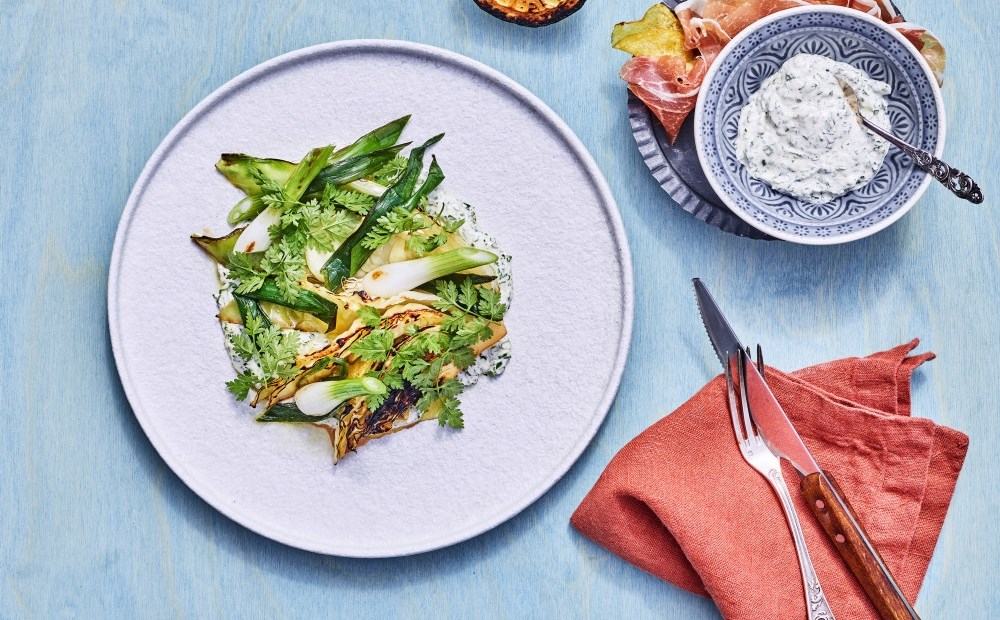 Grillet vårløk med urter, potetchips og spekeskinke