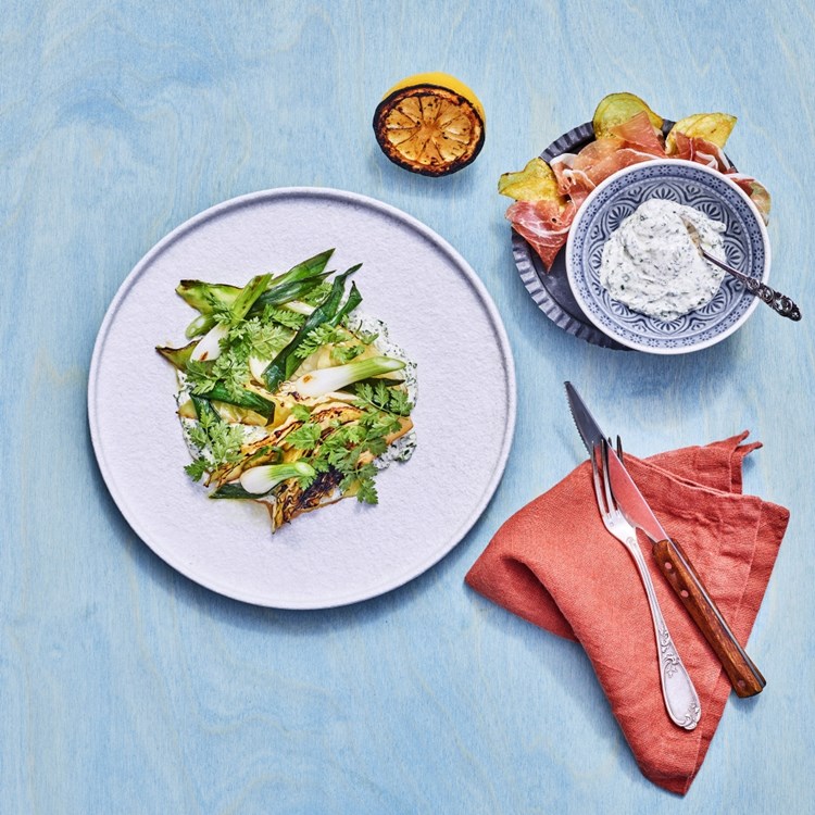 Grillet vårløk med urter, potetchips og spekeskinke