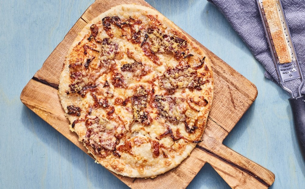 Tarte flambée med eplevinaigrette