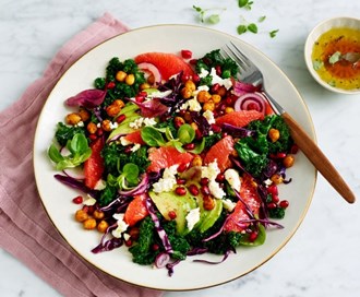 Lun salat med grapefrukt, grønnkål og ristede kikerter