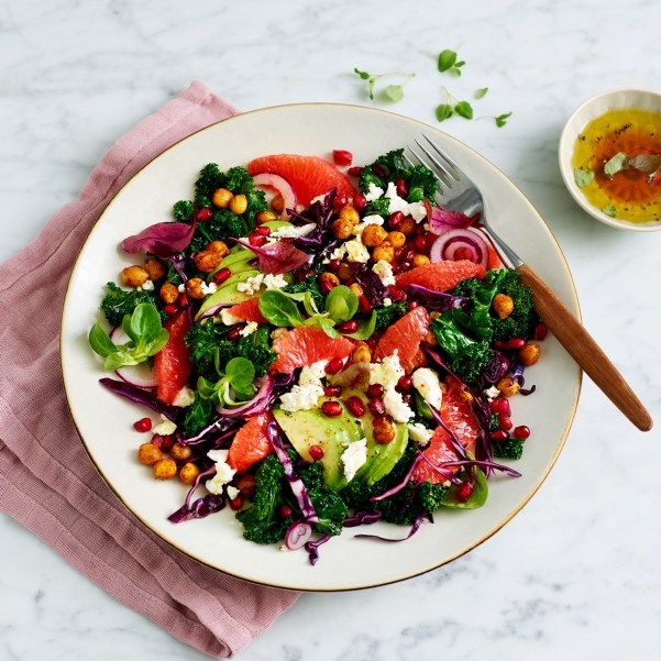Lun salat med grapefrukt, grønnkål og ristede kikerter