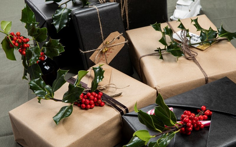 Pynt julegavene med kristtorn