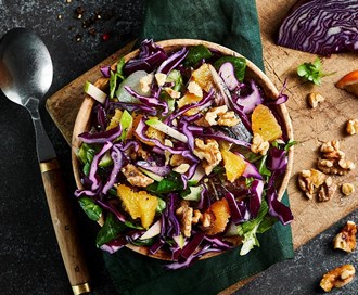 Salat med eple, appelsin og rødkål