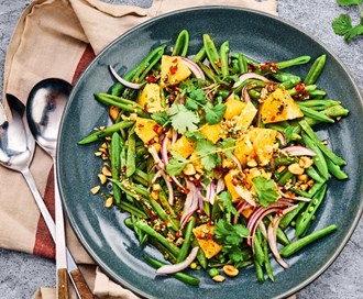 Lun salat med sukkererter og appelsin