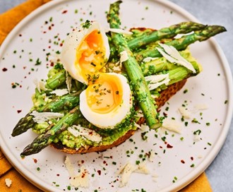 Aspargestoast med avokado og egg
