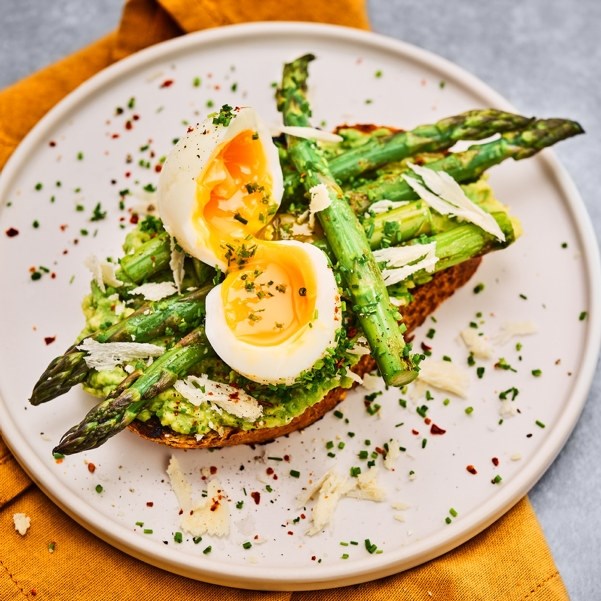Aspargestoast med avokado og egg