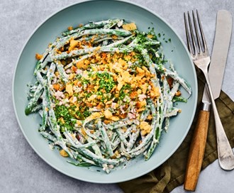 Kremet salat med aspargesbønner og hvitløkssmuler
