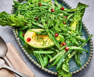 Sukkererter- og aspargesbønnesalat med avokado