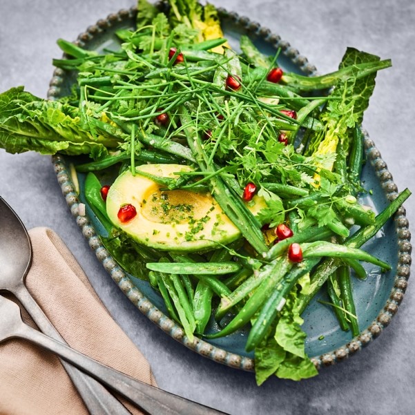 Sukkererter- og aspargesbønnesalat med avokado