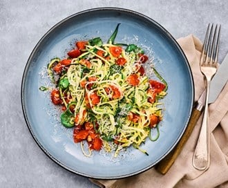 Squash-spagetti med tomat og basilikum