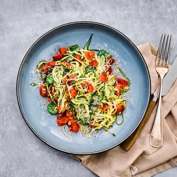 Squash-spagetti med tomat og basilikum
