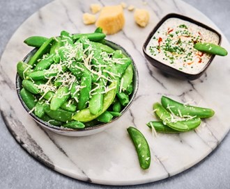 Sukkererter med rømme- og parmesandipp