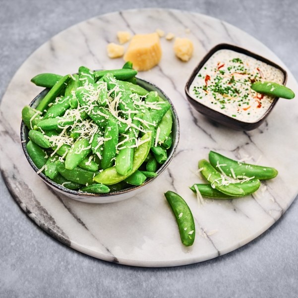 Sukkererter med rømme- og parmesandipp