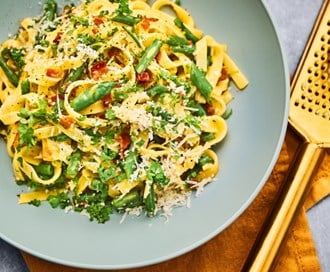 Pasta carbonara med bacon og aspargesbønner