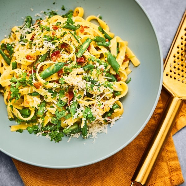 Pasta carbonara med bacon og aspargesbønner