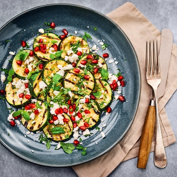 Grillet squash med granateple og fetaost