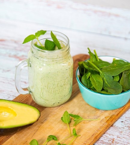 Smoothie med avokado, spinat, banan og mynte