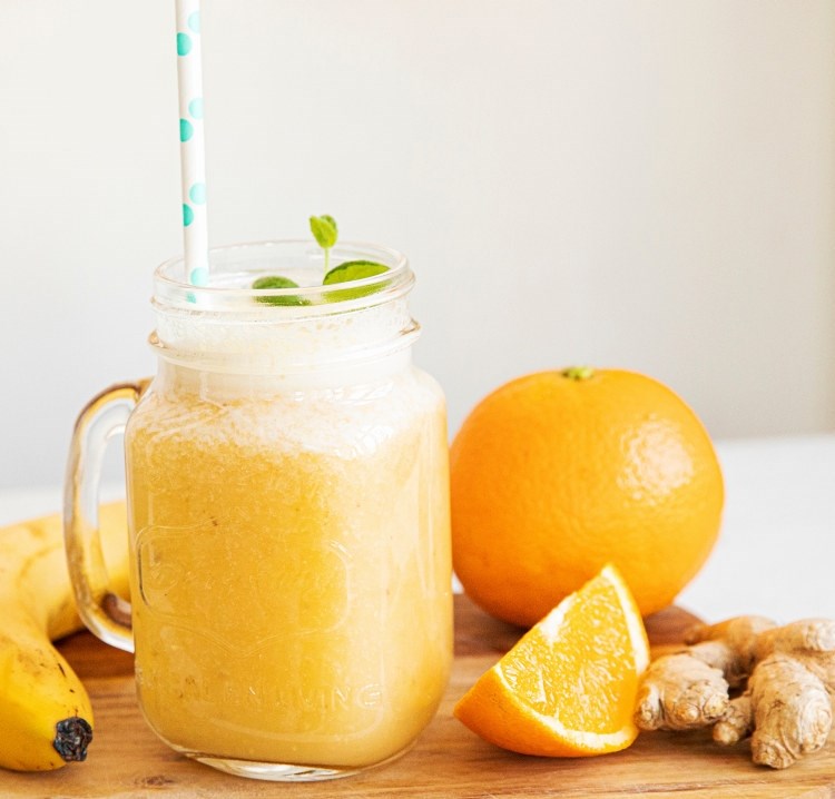 Smoothie med ingefær, appelsin og banan