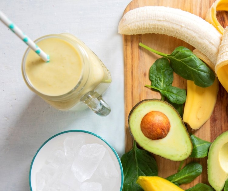 Smoothie med avokado, banan, mango og kokos