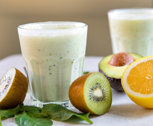 Smoothie med avokado, kiwi og spinat