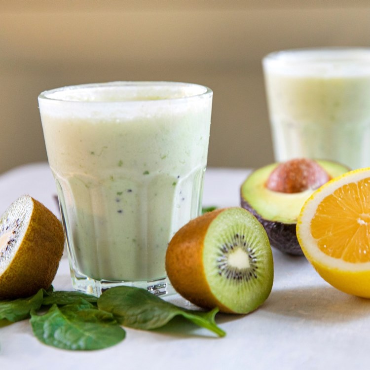 Smoothie med avokado, kiwi og spinat