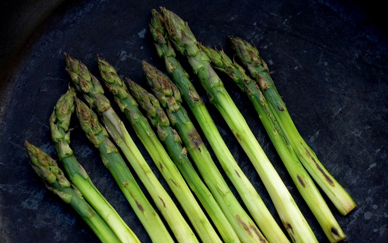 egyptisk Tæt sammensnøret Smørdampede hvite asparges med skinke og kjørvel | Bama