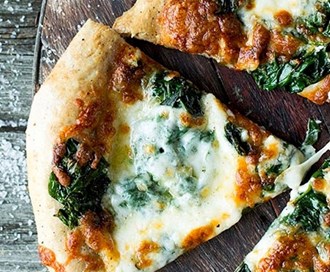 Hvit pizza med spinat og hvitløk