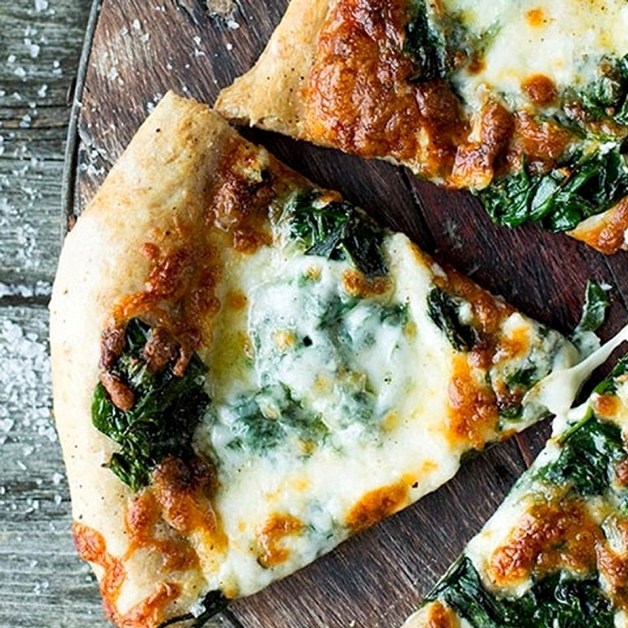 Hvit pizza med spinat og hvitløk