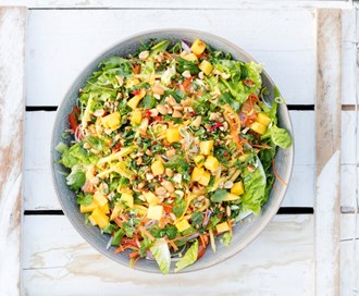 Nudelsalat med mango og peanøtter