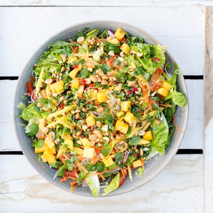 Nudelsalat med mango og peanøtter