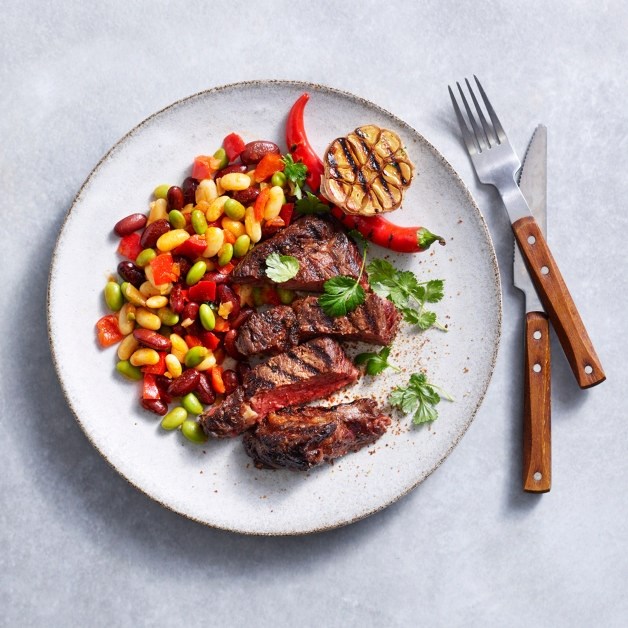 Biff med trippel bønnesalat