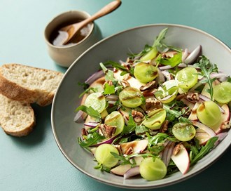 Frisk salat med eple og druer