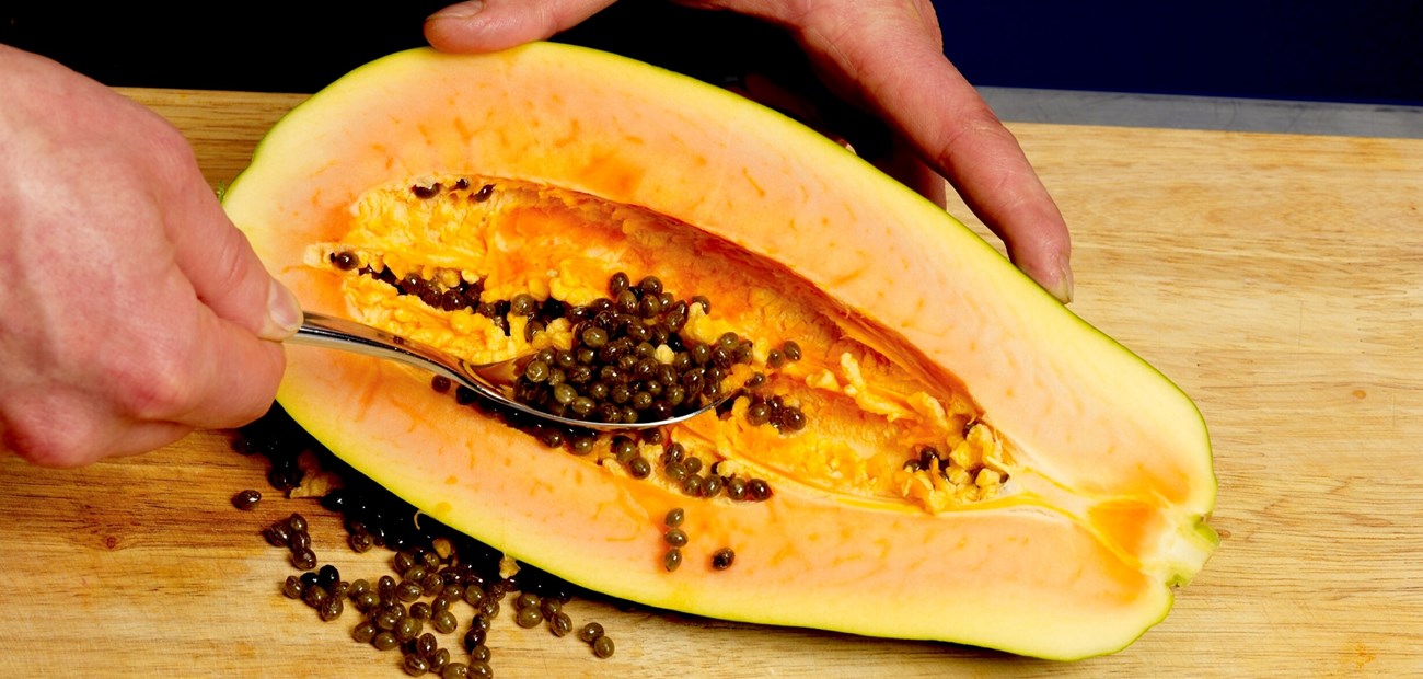 Slik deler og kutter du papaya