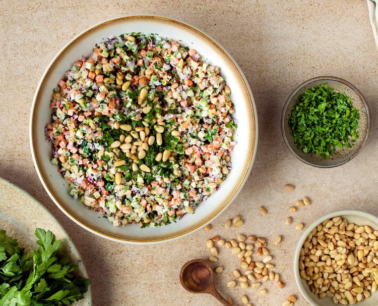 Salat med Grønnsaksris og crème fraîche-dressing