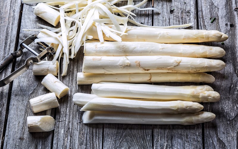 Slik tilbereder du hvit asparges