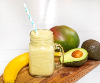 Smoothie med avokado, banan, mango og kokos