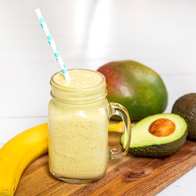 Smoothie med avokado, banan, mango og kokos
