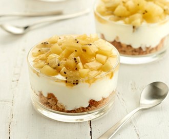Glass med kjeks, yoghurt og gul kiwi